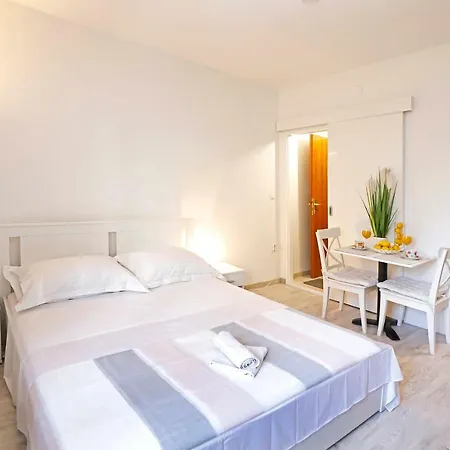 B&j Very Near Center Of Town Apartment Split