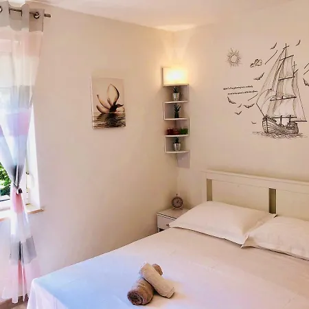 B&j Very Near Center Of Town Apartman