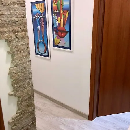 B&j Very Near Center Of Town Apartment Split