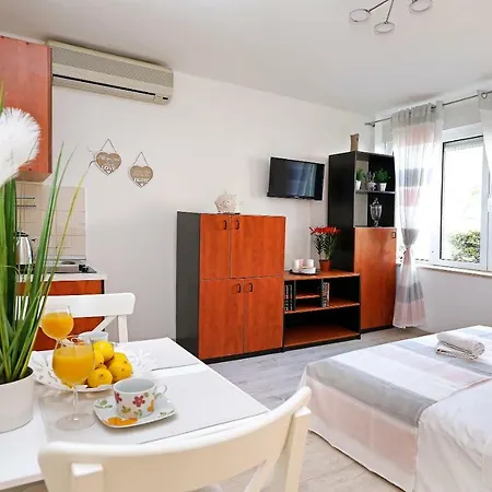 Apartment B&j Very Near Center Of Town Split