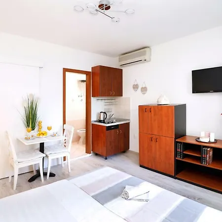 B&j Very Near Center Of Town Daire Split