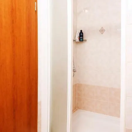 B&j Very Near Center Of Town Apartman