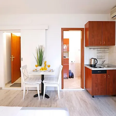 B&j Very Near Center Of Town Daire